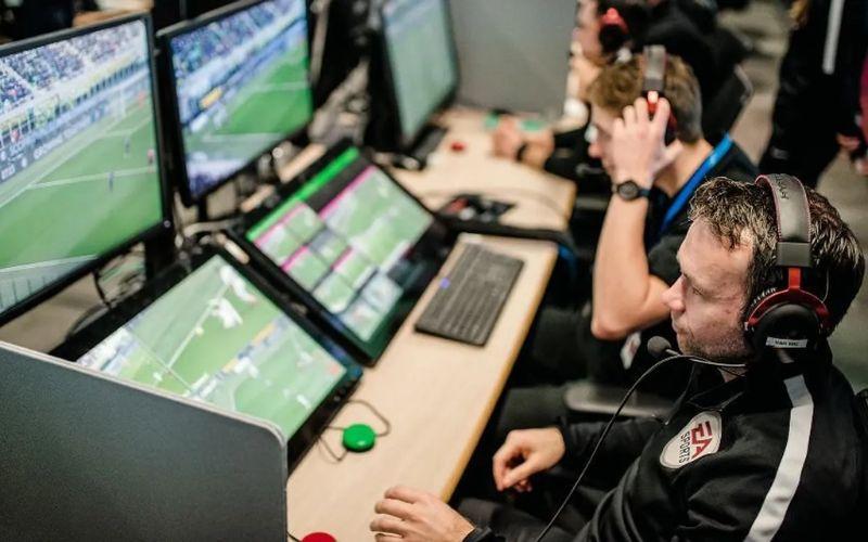 VAR trong bóng đá: Cách video hỗ trợ trọng tài