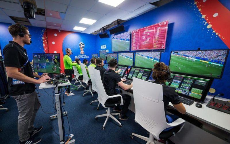 VAR trong bóng đá: Cách video hỗ trợ trọng tài