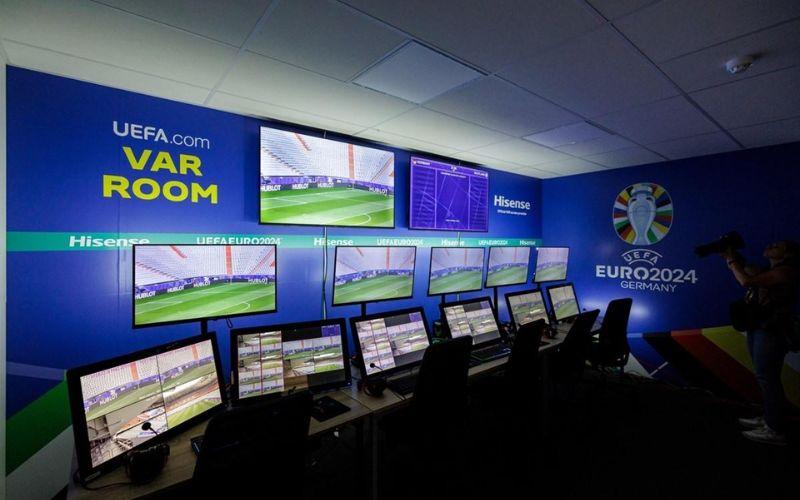 VAR trong bóng đá: Cách video hỗ trợ trọng tài